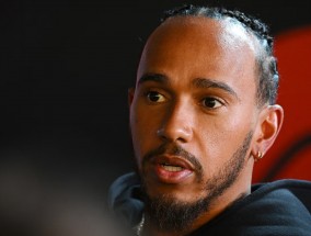 刘易斯·汉密尔顿(Lewis Hamilton)在对非洲难民进行了情感访问后，呼吁对他们给予更多的同情